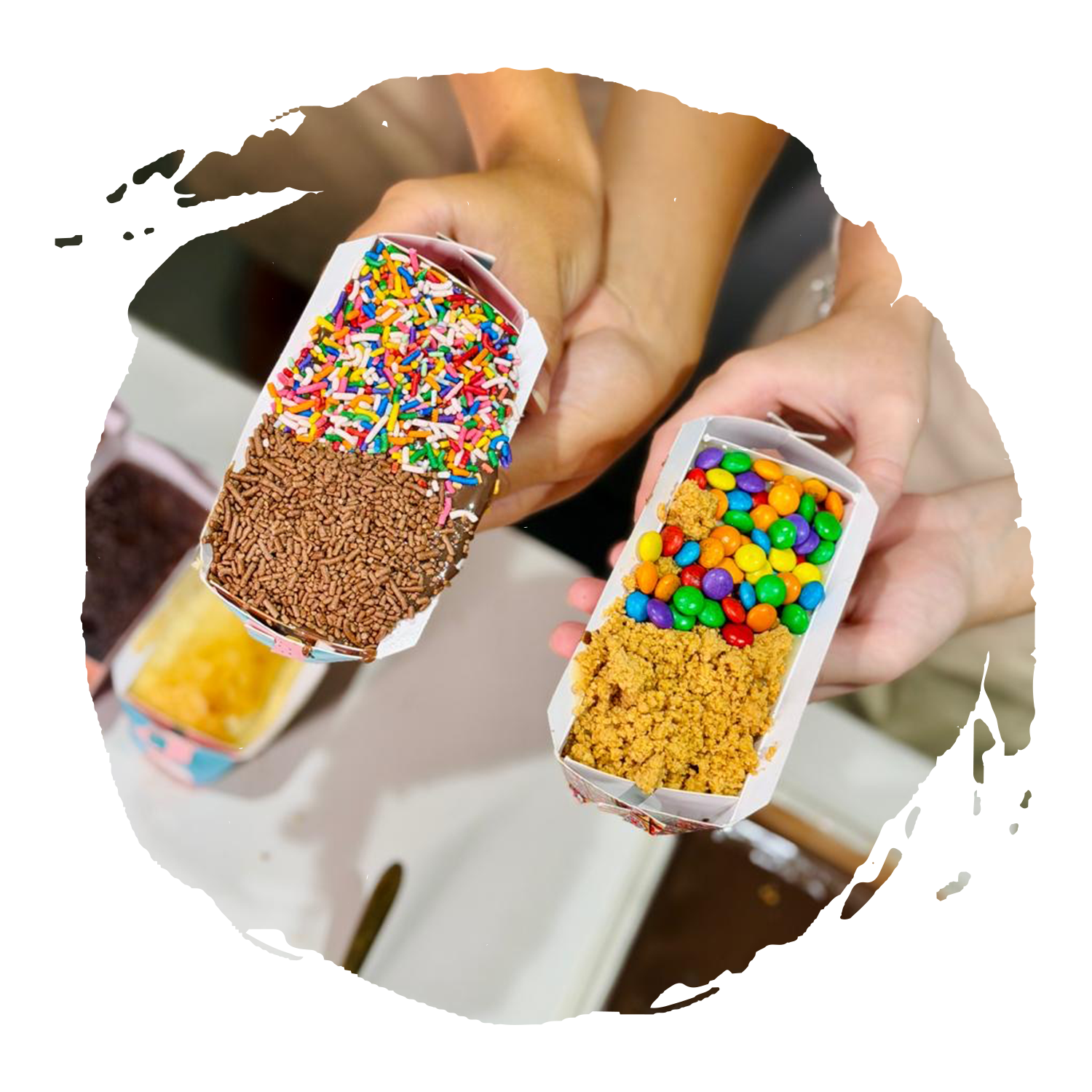 Convidados segurando copinhos de doces personalizados